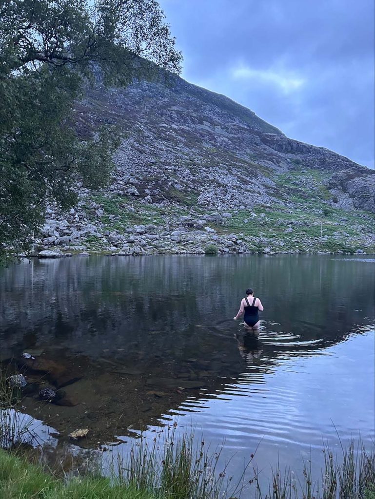 Elizabeth Asad acclimatising to the cold water