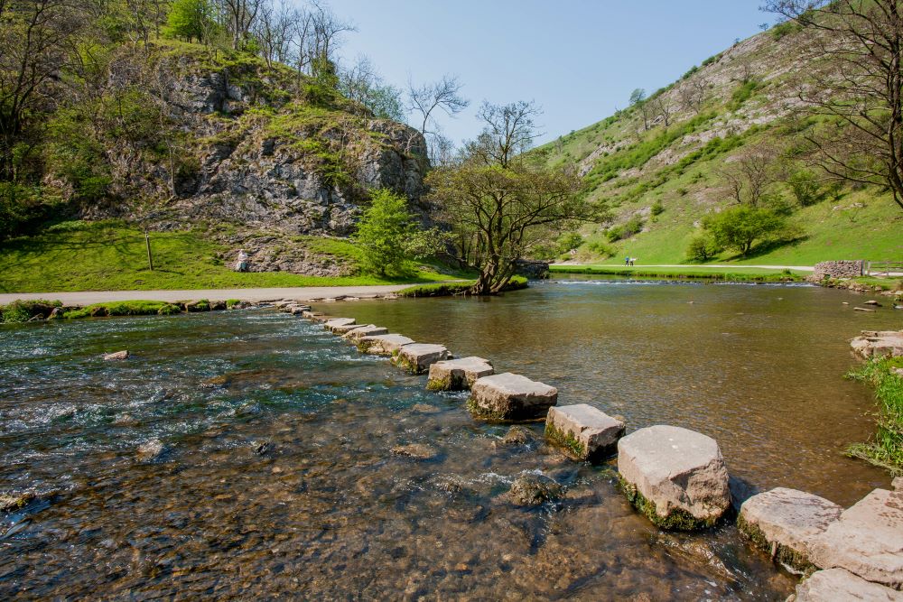 dovedale valley stepping stones short walks in peak district