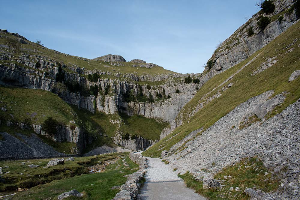 Malham Cove Circular Walk - gordale scar 4