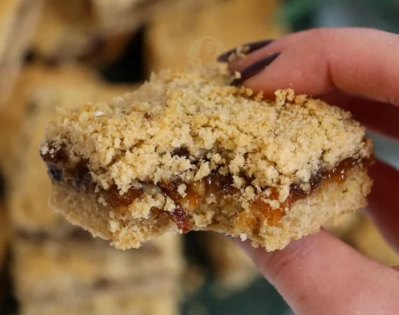 hands around a mince pie bar 